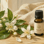 huile essentielle fleur d'oranger flacon et fleurs