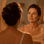 photo rajeunissement visage avant apres femme miroir