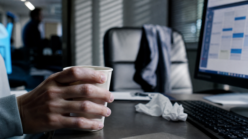 Stress et toux : toux nerveuse au bureau, main sur verre d’eau