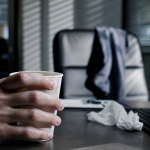 Stress et toux : toux nerveuse au bureau, main sur verre d’eau