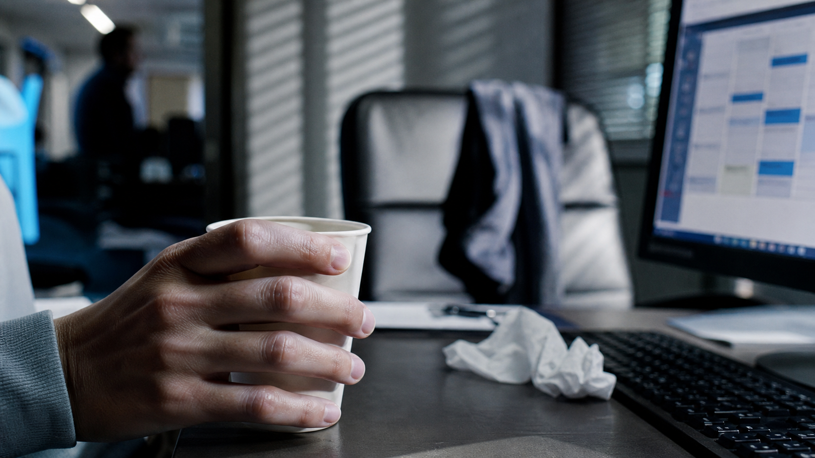 Stress et toux : toux nerveuse au bureau, main sur verre d’eau