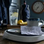 Arret alcool et perte de poids en 7 jours : balance et eau citron