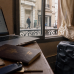 Dormir pas cher en voyage : passeport et sécurité en chambre d’auberge