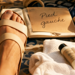 Pied gauche qui gratte signification : pied gauche en sandale, crème hydratante