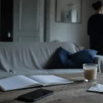 Pourquoi homme trompe sa femme : désir, routine, sécurité, couple en salon